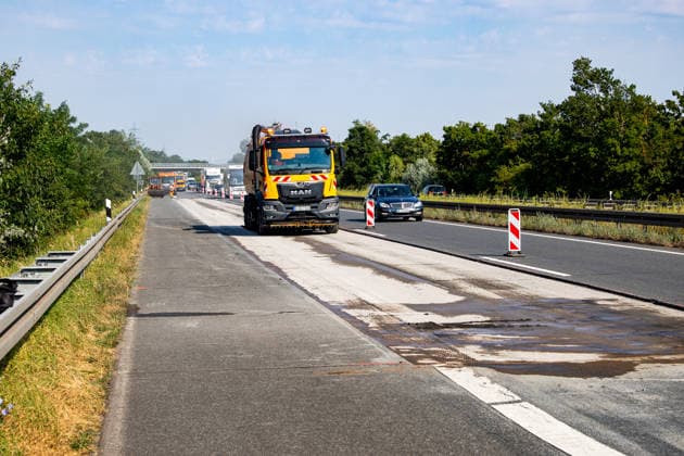 Hitzeschäden führt zu Fahrspursperrung auf Autobahn Auf der A67 zwischen der Anschlussstelle Büttelborn und dem Dreieck Darmstadt-Griesheim in Fahrtrichtung Viernheim sperrt die Niederlassung West der Autobahn GmbH seit dem 13.07.2026 eine Fahrspur. Ursache sind Hitzeschäden am Asphalt, der sich auf rund 120 Metern zu einer etwa 10 Zentimeter hohen Wulst zusammengeschoben hat. Die Verschiebung des Belags war auch an den verzogenen Fahrbahnmarkierungen erkennbar. Wegen der Gefahr für den Verkehr wurde die Spur sofort gesperrt, der beschädigte Belag am Dienstag abgefräst und neuer Asphalt eingebaut. Die Fahrbahn blieb am Dienstag voll gesperrt, ein Termin für die Wiedereröffnung ist unbekannt Griesheim A67 Hessen Deutschland *** Heat