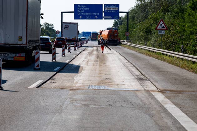 Hitzeschäden führt zu Fahrspursperrung auf Autobahn Auf der A67 zwischen der Anschlussstelle Büttelborn und dem Dreieck Darmstadt-Griesheim in Fahrtrichtung Viernheim sperrt die Niederlassung West der Autobahn GmbH seit dem 13.07.2026 eine Fahrspur. Ursache sind Hitzeschäden am Asphalt, der sich auf rund 120 Metern zu einer etwa 10 Zentimeter hohen Wulst zusammengeschoben hat. Die Verschiebung des Belags war auch an den verzogenen Fahrbahnmarkierungen erkennbar. Wegen der Gefahr für den Verkehr wurde die Spur sofort gesperrt, der beschädigte Belag am Dienstag abgefräst und neuer Asphalt eingebaut. Die Fahrbahn blieb am Dienstag voll gesperrt, ein Termin für die Wiedereröffnung ist unbekannt Griesheim A67 Hessen Deutschland *** Heat