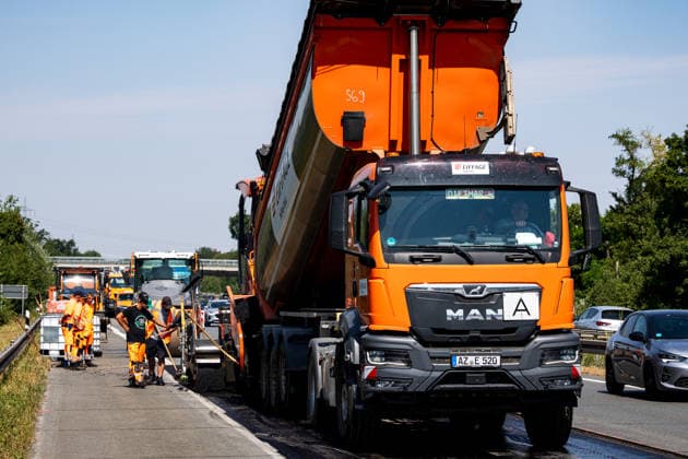 Hitzeschäden führt zu Fahrspursperrung auf Autobahn Auf der A67 zwischen der Anschlussstelle Büttelborn und dem Dreieck Darmstadt-Griesheim in Fahrtrichtung Viernheim sperrt die Niederlassung West der Autobahn GmbH seit dem 13.07.2026 eine Fahrspur. Ursache sind Hitzeschäden am Asphalt, der sich auf rund 120 Metern zu einer etwa 10 Zentimeter hohen Wulst zusammengeschoben hat. Die Verschiebung des Belags war auch an den verzogenen Fahrbahnmarkierungen erkennbar. Wegen der Gefahr für den Verkehr wurde die Spur sofort gesperrt, der beschädigte Belag am Dienstag abgefräst und neuer Asphalt eingebaut. Die Fahrbahn blieb am Dienstag voll gesperrt, ein Termin für die Wiedereröffnung ist unbekannt Griesheim A67 Hessen Deutschland *** Heat