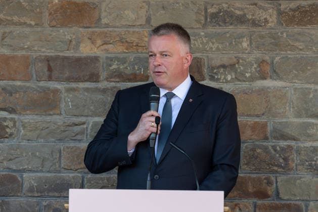 Ausstellungseröffnung We AHR strong - Fünf Jahre Flutkatastrophe Ahrtal Rede von Ministerpräsident Rheinland-Pfalz Gordon SCHNIEDER (CDU) - Bundespräsident Frank-Walter STEINMEIER und Ministerpräsident Gordon SCHNIEDER bei der Eröffnung der Freilichtausstellung We AHR strong. Fünf Jahre, ein neuer Blick in Altenahr. Die Ausstellung des Kreises Ahrweiler zeigt Porträts von Überlebenden der Flutkatastrophe vom 14. Juli 2021. Altenahr Rheinland-Pfalz Deutschland *** Exhibition Opening: We AHR strong—Five Years Since the Ahr Valley Flood Disaster Speech by Rhineland-Palatinate Minister-President Gordon SCHNIEDER (CDU), Federal President Frank Walter STEINMEIER, and Minister-President Gordon SCHNIEDER at the opening of the outdoo Copyright: xMarcxJohnx