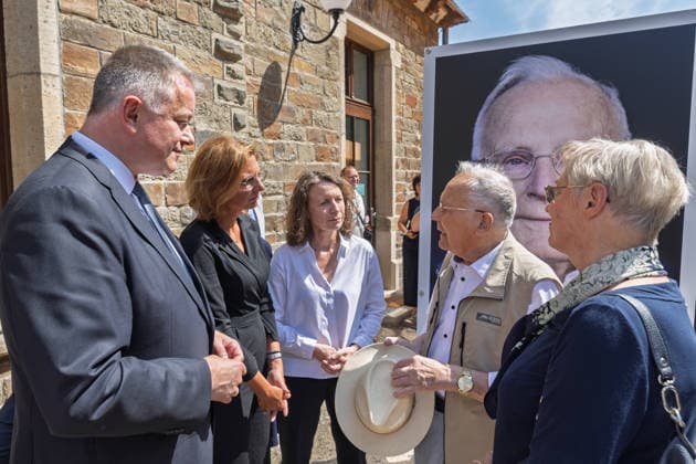 Ausstellungseröffnung We AHR strong - Fünf Jahre Flutkatastrophe Ahrtal Ministerpräsident Rheinland-Pfalz Gordon SCHNIEDER (CDU), Stellvertretende Ministerpräsidentin Rheinland-Pfalz Sabine BÄTZING-LICHTENTHÄLER (SPD), Landrätin im Kreis Ahrweiler Cornelia WEIGAND, Eduard, Jahrgang 1936 mit Partnerin - Bundespräsident Frank-Walter STEINMEIER und Ministerpräsident Gordon SCHNIEDER bei der Eröffnung der Freilichtausstellung We AHR strong. Fünf Jahre, ein neuer Blick in Altenahr. Die Ausstellung des Kreises Ahrweiler zeigt Porträts von Überlebenden der Flutkatastrophe vom 14. Juli 2021. Altenahr Rheinland-Pfalz Deutschland *** Exhibition Opening: We AHR strong —Five Years Since the Ahr Valley Flood Disaster. Rhineland-Palati Copyright: xMarcxJohnx