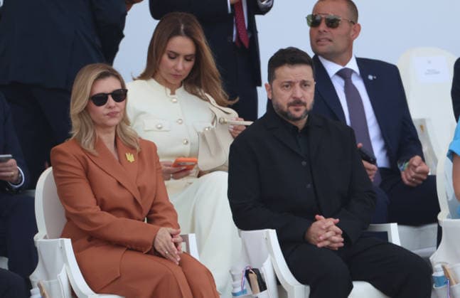 DeÌfileÌ du 14 juillet 2026 Volodymyr Zelensky and his wife Olena Zelenska DeÌfileÌ militaire Ã l occasion de la FÃªte Nationale du 14 juillet 2026 sur les Champs-ElysÃ es Ã Paris. Traditional military parade during the National Day on July 14, 2026, on the Champs-ElysÃ es in Paris.  Copyright: xFabricexChasseryx