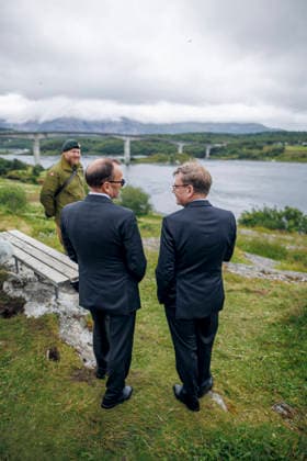 Johann Wadephul (CDU), Bundesaussenminister, schaut zusammen mit dem norwegischen Aussenminister Espen Barth Eide auf den Saltfjorden. Saltstraumen, 14.07.2026. Fotografiert im Auftrag des Auswaertigen Amtes Saltstraumen Norwegen *** Johann Wadephul (CDU), Federal Foreign Minister, looks out over the Saltstraumen strait in Saltfjorden alongside Norwegian Foreign Minister Espen Barth Eide, July 14, 2026. Photographed on behalf of the Federal Foreign Office, Saltstraumen, Norway Copyright: xThomasxTrutschel AAx