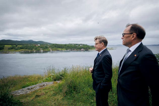 Johann Wadephul (CDU), Bundesaussenminister, schaut zusammen mit dem norwegischen Aussenminister Espen Barth Eide auf den Saltfjorden. Saltstraumen, 14.07.2026. Fotografiert im Auftrag des Auswaertigen Amtes Saltstraumen Norwegen *** Johann Wadephul (CDU), Federal Foreign Minister, looks out over the Saltstraumen strait in Saltfjorden alongside Norwegian Foreign Minister Espen Barth Eide, July 14, 2026. Photographed on behalf of the Federal Foreign Office, Saltstraumen, Norway Copyright: xThomasxTrutschel AAx