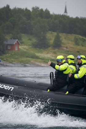 Johann Wadephul (CDU), Bundesaussenminister, faehrt zusammen mit dem norwegischen Aussenminister Espen Barth Eide mit einem Schnellboot von Saltbrygga nach Bodo durch den Saltfjorden. Saltbrygga, 14.07.2026. Fotografiert im Auftrag des Auswaertigen Amtes Saltbrygga Norwegen *** Johann Wadephul (CDU), Federal Minister of Foreign Affairs, travels by speedboat from Saltbrygga to Bodo through the Saltfjorden with Norwegian Foreign Minister Espen Barth Eide. Saltbrygga, July 14, 2026 Photographed on behalf of the Federal Foreign Office Saltbrygga, Norway Copyright: xThomasxTrutschel AAx