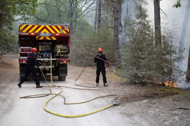 Firefighters operate during a fire in the Fontainebleau Forest - Noisy-sur-Ecole Firefighters operate during a fire in the Fontainebleau Forest, in Noisy-sur-Ecole, in the Paris Ile-de-France region on July 14, 2026. Photo by Raphael Lafargue ABACAPRESS.COM Noisy-sur-Ecole France  Copyright: xLafarguexRaphael ABACAx