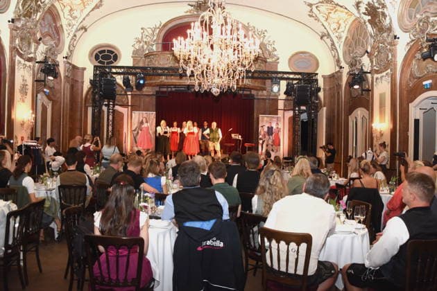 Besucher Muenchen 14.07.2026 Silbersaal des Deutschen Theater Vorstellung der diesjaehrigen Wiesn-Barbara Meier praesentiert ihre nachhaltige Dirndl Kollektion - Angermaier X Greenline by Barbara Meier. Foto Muenchen *** Visitors in Munich, July 14, 2026, Silbersaal at the Deutsches Theater; presentation of this year s Oktoberfest; Barbara Meier presents her sustainable dirndl collection, Angermaier X Greenline by Barbara Meier; photo: Munich