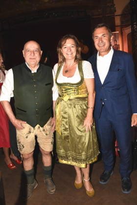 Dr Axel Munz Angermaier Tracht Anja Berger Stadtraetin Thomas Linsmayer Deutsches Theater GF- Muenchen 14.07.2026 Silbersaal des Deutschen Theater Vorstellung der diesjaehrigen Wiesn-Barbara Meier praesentiert ihre nachhaltige Dirndl Kollektion - Angermaier X Greenline by Barbara Meier. Foto Muenchen *** Dr. Axel Munz Angermaier Traditional Costume Anja Berger City Councilwoman Thomas Linsmayer Managing Director of the Deutsches Theater, Munich July 14, 2026 Silbersaal at the Deutsches Theater Presentation of this year’s Oktoberfest Barbara Meier presents her sustainable dirndl collection Angermaier X Greenline by Barbara Meier Photo: Munich