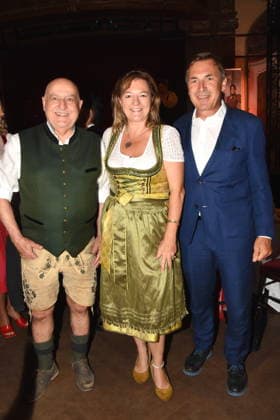 Dr Axel Munz Angermaier Tracht Anja Berger Stadtraetin Thomas Linsmayer Deutsches Theater GF- Muenchen 14.07.2026 Silbersaal des Deutschen Theater Vorstellung der diesjaehrigen Wiesn-Barbara Meier praesentiert ihre nachhaltige Dirndl Kollektion - Angermaier X Greenline by Barbara Meier. Foto Muenchen *** Dr. Axel Munz Angermaier Traditional Costume Anja Berger City Councilwoman Thomas Linsmayer Managing Director of the Deutsches Theater, Munich July 14, 2026 Silbersaal at the Deutsches Theater Presentation of this year’s Oktoberfest Barbara Meier presents her sustainable dirndl collection Angermaier X Greenline by Barbara Meier Photo: Munich