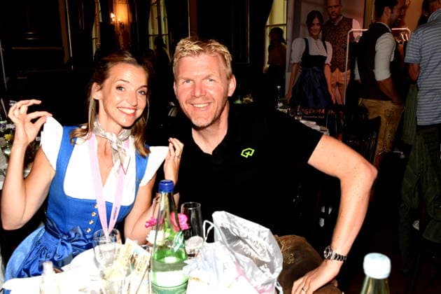 Deborah Mueller Schauspielerin Oliver Hill Unternehmer Muenchen 14.07.2026 Silbersaal des Deutschen Theater Vorstellung der diesjaehrigen Wiesn-Barbara Meier praesentiert ihre nachhaltige Dirndl Kollektion - Angermaier X Greenline by Barbara Meier. Foto Muenchen *** Deborah Mueller, actress; Oliver Hill, entrepreneur; Munich, July 14, 2026; Silbersaal at the Deutsches Theater; Presentation of this year’s Oktoberfest; Barbara Meier presents her sustainable dirndl collection, Angermaier X Greenline by Barbara Meier; Photo: Munich