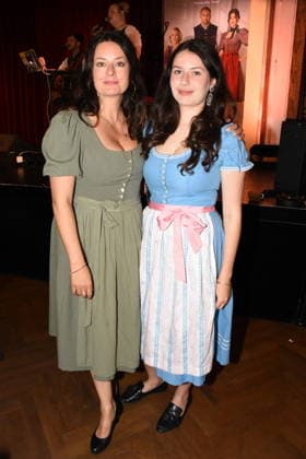 Angela Ascher Schauspielerin Tochter Sarah Maria Muenchen 14.07.2026 Silbersaal des Deutschen Theater Vorstellung der diesjaehrigen Wiesn-Barbara Meier praesentiert ihre nachhaltige Dirndl Kollektion - Angermaier X Greenline by Barbara Meier. Foto Muenchen *** Angela Ascher, actress; daughter Sarah Maria; Munich, July 14, 2026; Silbersaal at the Deutsches Theater; presentation of this year s Oktoberfest; Barbara Meier presents her sustainable dirndl collection, Angermaier X Greenline by Barbara Meier; photo: Munich