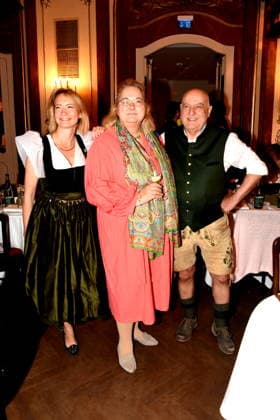 Eileen Popielaty PR Trachten Angermaier Yvonne Heckl Muenchner Schausteller Pressesprecherin Dr Axel Munz Angermaier Tracht Muenchen 14.07.2026 Silbersaal des Deutschen Theater Vorstellung der diesjaehrigen Wiesn-Barbara Meier praesentiert ihre nachhaltige Dirndl Kollektion - Angermaier X Greenline by Barbara Meier. Foto Muenchen *** Eileen Popielaty, PR for Angermaier Traditional Costumes; Yvonne Heckl, Munich Showman; Press Spokesperson Dr. Axel Munz; Angermaier Traditional Costumes, Munich, July 14, 2026; Silbersaal at the Deutsches Theater; Presentation of this year’s Oktoberfest; Barbara Meier presents her sustainable dirndl collection: Angermaier X Greenline by Barbara Meier Photo: Munich