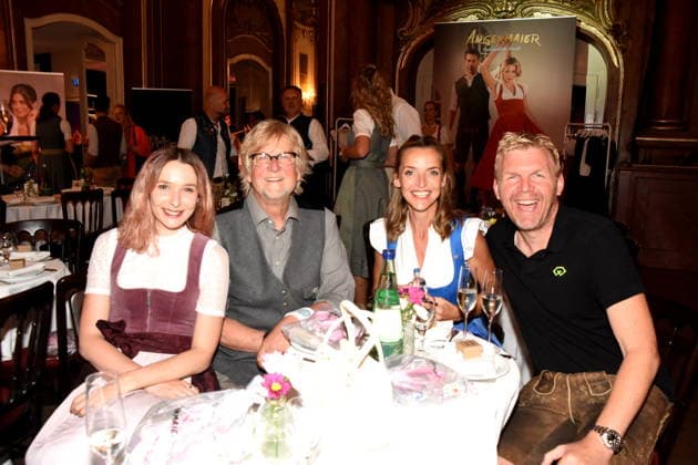 Julia Gruber Schauspielerin Martin Krug Filmmemacher Medienmanager Deborah Mueller Schauspielerin Oliver Hill Unternehmer Muenchen 14.07.2026 Silbersaal des Deutschen Theater Vorstellung der diesjaehrigen Wiesn-Barbara Meier praesentiert ihre nachhaltige Dirndl Kollektion - Angermaier X Greenline by Barbara Meier. Foto Muenchen *** Julia Gruber, actress; Martin Krug, filmmaker and media manager; Deborah Mueller, actress; Oliver Hill, entrepreneur; Munich, July 14, 2026; Silbersaal at the Deutsches Theater; Presentation of this year’s Oktoberfest; Barbara Meier presents her sustainable dirndl collection, Angermaier X Greenline by Barbara Meier Photo: Munich