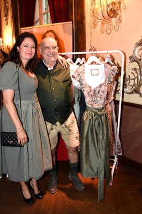 Angela Ascher Schauspielerin Dr Axel Munz Angermaier Muenchen 14.07.2026 Silbersaal des Deutschen Theater Vorstellung der diesjaehrigen Wiesn-Barbara Meier praesentiert ihre nachhaltige Dirndl Kollektion - Angermaier X Greenline by Barbara Meier. Foto Muenchen *** Angela Ascher, actress; Dr. Axel Munz Angermaier; Munich, July 14, 2026; Silbersaal at the Deutsches Theater; presentation of this year s Oktoberfest; Barbara Meier presents her sustainable dirndl collection, Angermaier X Greenline by Barbara Meier; photo: Munich