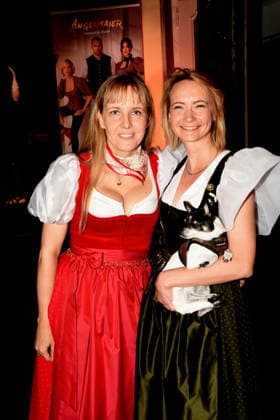 Nina Munz Tochter Angermaier Tracht Eileen Popielaty PR mit Hund Doly Muenchen 14.07.2026 Silbersaal des Deutschen Theater Vorstellung der diesjaehrigen Wiesn-Barbara Meier praesentiert ihre nachhaltige Dirndl Kollektion - Angermaier X Greenline by Barbara Meier. Foto Muenchen *** Nina Munz, daughter of Angermaier, in traditional costume; Eileen Popielaty, PR, with her dog Doly; Munich, July 14, 2026; Silbersaal at the Deutsches Theater; presentation of this year’s Oktoberfest; Barbara Meier presents her sustainable dirndl collection, Angermaier X Greenline by Barbara Meier Photo: Munich