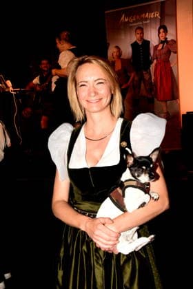 Eileen Popielaty PR mit Hund Doly Muenchen 14.07.2026 Silbersaal des Deutschen Theater Vorstellung der diesjaehrigen Wiesn-Barbara Meier praesentiert ihre nachhaltige Dirndl Kollektion - Angermaier X Greenline by Barbara Meier. Foto Muenchen *** Eileen Popielaty, PR, with her dog Doly, Munich, July 14, 2026, Silbersaal at the Deutsches Theater, presentation of this year’s Oktoberfest; Barbara Meier presents her sustainable dirndl collection, Angermaier X Greenline by Barbara Meier; photo: Munich