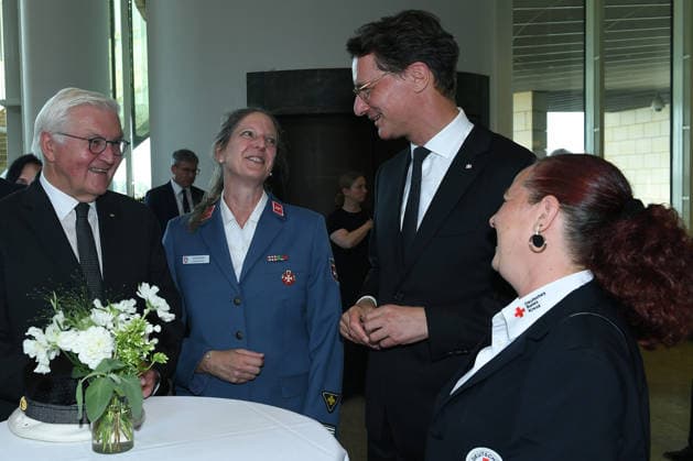 Gedenkstunde Hochwasserkatastrophe am 14.07.2026 im Landtag Nordrhein-Westfalen in Düsseldorf Frank-Walter Steinmeier ( Bundespräsident ) und Hendrik Wüst ( Ministerpräsident NRW ) im Gespräch mit Helferinnen nach der Gedenkstunde im Landtag Nordrhein-Westfalen. *** Memorial service for the flood disaster on July 14, 2026, at the North Rhine-Westphalia State Parliament in Düsseldorf. Federal President Frank-Walter Steinmeier and North Rhine-Westphalia Minister President Hendrik Wüst speaking with volunteers after the memorial service at the North Rhine-Westphalia State Parliament. xRx