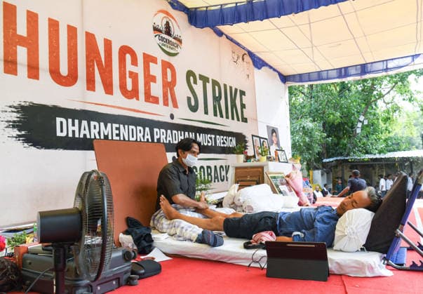 Environmentalist Sonam Wangchuk Enters the 17th Day of Indefinite Hunger Strike New Delhi, Jul 14 (ANI): Environmentalist Sonam Wangchuk on the 17th day of his indefinite hunger strike in support of the Cockroach Janata Party (CJP) campaign, seeking the resignation of Union Education Minister Dharmendra Pradhan over alleged examination irregularities and NEET paper leak, at Jantar Mantar, in New Delhi on Tuesday. New Delhi Delhi India Copyright: xANIx ANI_20260714444