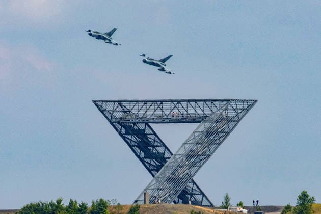 14.07.2026, xjrdrx, Politik Bundeswehr, Bundeswehr Tornados - über dem Saarpolygon Panavia Tornado IDS des Taktischen Luftwaffengeschwaders 33 (TaktLwG 33) der Bundeswehr vom Fliegerhorst in Büchel Formationsflug Saarlouis *** July 14, 2026, xjrdrx, Politics, German Armed Forces, German Armed Forces Tornado jets over the Saarpolygon—Panavia Tornado IDS aircraft from Tactical Air Force Wing 33 (TaktLwG 33) of the German Armed Forces, flying in formation from Büchel Air Base to Saarlouis