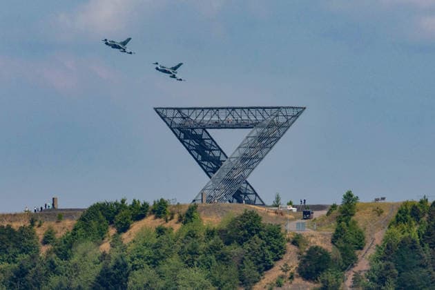 14.07.2026, xjrdrx, Politik Bundeswehr, Bundeswehr Tornados - über dem Saarpolygon Panavia Tornado IDS des Taktischen Luftwaffengeschwaders 33 (TaktLwG 33) der Bundeswehr vom Fliegerhorst in Büchel Formationsflug Saarlouis *** July 14, 2026, xjrdrx, Politics, German Armed Forces, German Armed Forces Tornado jets over the Saarpolygon—Panavia Tornado IDS aircraft from Tactical Air Force Wing 33 (TaktLwG 33) of the German Armed Forces, flying in formation from Büchel Air Base to Saarlouis