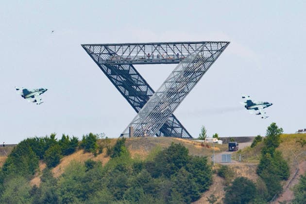 14.07.2026, xjrdrx, Politik Bundeswehr, Bundeswehr Tornados - über dem Saarpolygon Panavia Tornado IDS des Taktischen Luftwaffengeschwaders 33 (TaktLwG 33) der Bundeswehr vom Fliegerhorst in Büchel Formationsflug Saarlouis *** July 14, 2026, xjrdrx, Politics, German Armed Forces, German Armed Forces Tornado jets over the Saarpolygon—Panavia Tornado IDS aircraft from Tactical Air Force Wing 33 (TaktLwG 33) of the German Armed Forces, flying in formation from Büchel Air Base to Saarlouis