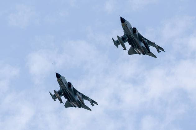 14.07.2026, xjrdrx, Politik Bundeswehr, Bundeswehr Tornados - über dem Saarpolygon Deutsch-Französisches Freundschaftsfest Panavia Tornado IDS des Taktischen Luftwaffengeschwaders 33 (TaktLwG 33) der Bundeswehr vom Fliegerhorst in Büchel Formationsflug Saarlouis *** July 14, 2026, xjrdrx, Politics, German Armed Forces, German Armed Forces Tornados over the Saarpolygon German-French Friendship Festival Panavia Tornado IDS of Tactical Air Force Wing 33 (TaktLwG 33) of the German Armed Forces from Büchel Air Base Formation flight Saarlouis