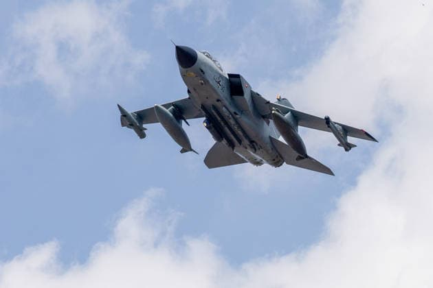 14.07.2026, xjrdrx, Politik Bundeswehr, Bundeswehr Tornado - über dem Saarpolygon Deutsch-Französisches Freundschaftsfest Panavia Tornado IDS des Taktischen Luftwaffengeschwaders 33 (TaktLwG 33) der Bundeswehr vom Fliegerhorst in Büchel Saarlouis *** July 14, 2026, xjrdrx, Politics, German Armed Forces, German Armed Forces Tornado over the Saarpolygon German-French Friendship Festival Panavia Tornado IDS of Tactical Air Force Wing 33 (TaktLwG 33) of the German Armed Forces from the air base in Büchel, Saarlouis