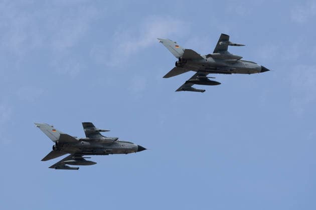 14.07.2026, xjrdrx, Politik Bundeswehr, Bundeswehr Tornados - über dem Saarpolygon Deutsch-Französisches Freundschaftsfest Panavia Tornado IDS des Taktischen Luftwaffengeschwaders 33 (TaktLwG 33) der Bundeswehr vom Fliegerhorst in Büchel Formationsflug Saarlouis *** July 14, 2026, xjrdrx, Politics, German Armed Forces, German Armed Forces Tornado jets over the Saarpolygon German-French Friendship Festival Panavia Tornado IDS of Tactical Air Force Wing 33 (TaktLwG 33) of the German Armed Forces from Büchel Air Base, formation flight over Saarlouis