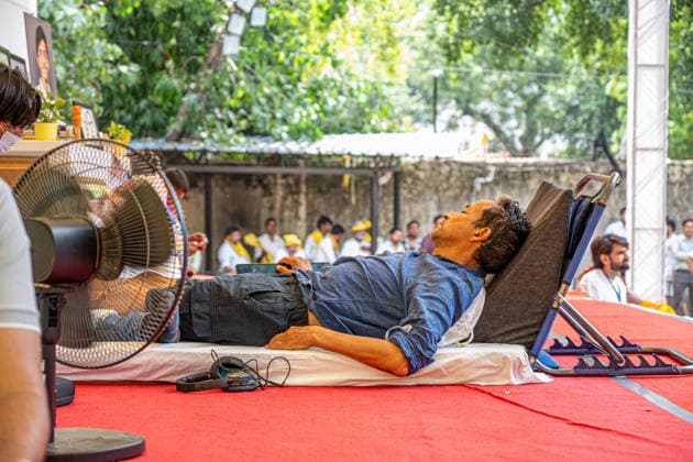Climate activist Sonam Wangchuk on hunger strike in New Delhi, India - 14 Jul 2026 Climate activist Sonam Wangchuk, lies on the stage during the 17th consecutive day of his indefinite hunger strike at Jantar Mantar. He is demanding the resignation of Union Education Minister Dharmendra Pradhan over alleged irregularities in national level competitive examinations. New Delhi India Copyright: xPradeepxGaurx xSOPAxImagesx DSC_1313