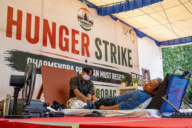 Climate activist Sonam Wangchuk on hunger strike in New Delhi, India - 14 Jul 2026 Climate activist Sonam Wangchuk, lies on the stage at Jantar Mantar in New Delhi on the 17th day of his indefinite hunger strike, while a physiotherapist gives him a foot massage. He is demanding the resignation of Union Education Minister Dharmendra Pradhan over alleged irregularities in national level competitive examinations. New Delhi India Copyright: xPradeepxGaurx xSOPAxImagesx DSC_1355