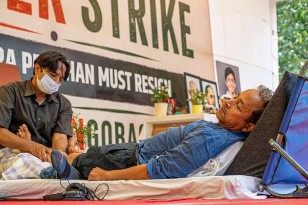 Climate activist Sonam Wangchuk on hunger strike in New Delhi, India - 14 Jul 2026 Climate activist Sonam Wangchuk, lies on the stage at Jantar Mantar in New Delhi on the 17th day of his indefinite hunger strike, while a physiotherapist gives him a foot massage. He is demanding the resignation of Union Education Minister Dharmendra Pradhan over alleged irregularities in national level competitive examinations. New Delhi India Copyright: xPradeepxGaurx xSOPAxImagesx DSC_1363