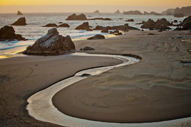 Creative Highlights World Stream winds across sandy beach at golden hour Brookings, Oregon, United States CR_JDIP260712A-2072973-01 ,model released, Symbolfoto ,property released