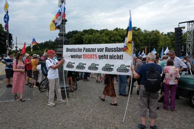 News Themen der Woche KW29 RECORD DATE NOT STATED Russland ist nicht unser Feind! Kundgebung der Friedenskundgebung u.a. mit Beiträge Sevim Dagdelen, Eugen Drewermann, Justus Frantz, Gabriele Gysi am Brandenburger Tor, auf dem Platz des 18. März, 20.6.2026 *** Russia Is Not Our Enemy Peace Rally featuring speeches by Sevim Dagdelen, Eugen Drewermann, Justus Frantz, Gabriele Gysi, and others at the Brandenburg Gate, on 18 March Square, June 20, 2026