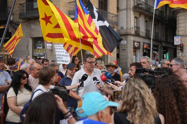 ANC Rally in Barcelona’s Plaza de Sant Jaume Against the Royal Family’s Visit ANC President Josep Vila Boix speaks to the press during the protest rally on July 14, 2026, in Barcelona, Catalonia, Spain. This citizen mobilization, called by the Catalan National Assembly (ANC) in Sant Jaume Square, was organized in parallel to protest the presence of the King and Queen, Princess Leonor, and Infanta Sofía in the city for the 2026 Princess of Girona Awards, bringing together protesters to express pro-independence and republican sentiments. JULY 14, 2026 NO KING, NO CROWN Barcelona, Catalonia Barcelona, Catalonia Spain  Copyright: xDavidxZorrakinox 7664552