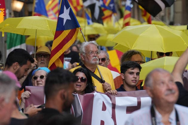 ANC Rally in Barcelona’s Plaza de Sant Jaume Against the Royal Family’s Visit Several people carrying pro-independence flags during the protest rally on July 14, 2026, in Barcelona, Catalonia, Spain. This citizen mobilization, called by the Catalan National Assembly (ANC) in Sant Jaume Square, was organized in parallel to protest the presence of the King and Queen, Princess Leonor, and Infanta Sofía in the city for the 2026 Princess of Girona Awards, bringing together protesters to express pro-independence and republican sentiments. JULY 14, 2026 NO KING, NO CROWN Barcelona, Catalonia Barcelona, Catalonia Spain  Copyright: xDavidxZorrakinox 7664545
