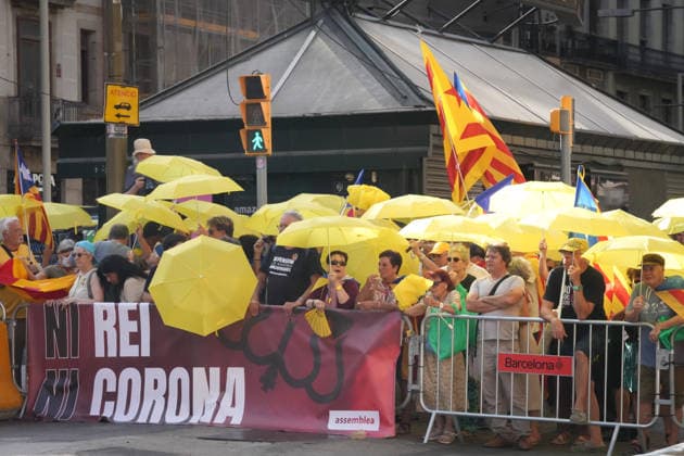 ANC Rally in Barcelona’s Plaza de Sant Jaume Against the Royal Family’s Visit Several people carrying pro-independence flags during the protest rally on July 14, 2026, in Barcelona, Catalonia, Spain. This citizen mobilization, called by the Catalan National Assembly (ANC) in Sant Jaume Square, was organized in parallel to protest the presence of the King and Queen, Princess Leonor, and Infanta Sofía in the city for the 2026 Princess of Girona Awards, bringing together protesters to express pro-independence and republican sentiments. JULY 14, 2026 NO KING, NO CROWN Barcelona, Catalonia Barcelona, Catalonia Spain  Copyright: xDavidxZorrakinox 7664549