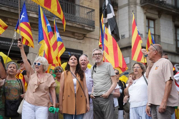 ANC Rally in Barcelona’s Plaza de Sant Jaume Against the Royal Family’s Visit Junts lawmakers Mònica Sales (3i) and Agustí Colomines (3d) speak to the press, during the protest rally on July 14, 2026, in Barcelona, Catalonia, Spain. This citizen mobilization, called by the Catalan National Assembly (ANC) in Sant Jaume Square, was organized in parallel to protest the presence of the King and Queen, Princess Leonor, and Infanta Sofía in the city for the 2026 Princess of Girona Awards, bringing together protesters to express pro-independence and republican sentiments. JULY 14, 2026 NO KING, NO CROWN Barcelona, Catalonia Barcelona, Catalonia Spain  Copyright: xDavidxZorrakinox 7664553