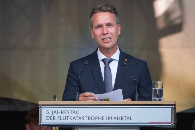 Der Buergermeister der Stadt Bad Neuenahr-Ahrweiler, Pascal Rowald (CDU), spricht bei einer Gedenkveranstaltung auf dem Ahrweiler Marktplatz fuenf Jahre nach der Flutkatastrophe im Ahrtal (Foto vom 14.07.2026). Am 14. Juli 2026 jaehrt sich die verheerende Flutkatastrophe, die weite Teile des Ahrtals zerstoert hat, zum fuenften Mal. Bei der zentralen, oeffentlichen Gedenkveranstaltung in Bad Neuenahr-Ahrweiler wird an die 75 Todesopfer im Stadtgebiet und die 135 Todesopfer im Ahrtal insgesamt erinnert und soll den vielen betroffenen Menschen Solidaritaet ausgedrueckt werden. (Siehe epd-Meldung vom 14.07.2026) EDITORIAL USE ONLY *** The mayor of Bad Neuenahr-Ahrweiler, Pascal Rowald (CDU), speaks at a memorial event on the Ahrweiler market sq Copyright: epd-bild GuidoxSchiefer 20260714-DSCF8443