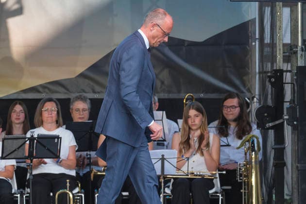 Bundeskanzler Friedrich Merz bei einer Gedenkveranstaltung auf dem Ahrweiler Marktplatz fuenf Jahre nach der Flutkatastrophe im Ahrtal (Foto vom 14.07.2026). Am 14. Juli 2026 jaehrt sich die verheerende Flutkatastrophe, die weite Teile des Ahrtals zerstoert hat, zum fuenften Mal. Bei der zentralen, oeffentlichen Gedenkveranstaltung in Bad Neuenahr-Ahrweiler wird an die 75 Todesopfer im Stadtgebiet und die 135 Todesopfer im Ahrtal insgesamt erinnert und soll den vielen betroffenen Menschen Solidaritaet ausgedrueckt werden. (Siehe epd-Meldung vom 14.07.2026) EDITORIAL USE ONLY *** Chancellor Friedrich Merz at a memorial event on the Ahrweiler market square five years after the catastrophic flooding in the Ahr Valley. Photo taken on July 14, 2 Copyright: epd-bild GuidoxSchiefer 20260714-DSCF8724