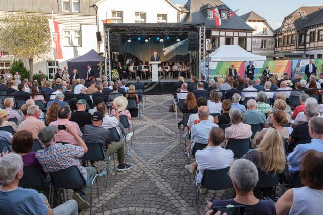 Der Ministerpraesident von Rheinland-Pfalz, Gordon Schnieder (CDU), spricht bei einer Gedenkveranstaltung auf dem Ahrweiler Marktplatz fuenf Jahre nach der Flutkatastrophe im Ahrtal (Foto vom 14.07.2026). Am 14. Juli 2026 jaehrt sich die verheerende Flutkatastrophe, die weite Teile des Ahrtals zerstoert hat, zum fuenften Mal. Bei der zentralen, oeffentlichen Gedenkveranstaltung in Bad Neuenahr-Ahrweiler wird an die 75 Todesopfer im Stadtgebiet und die 135 Todesopfer im Ahrtal insgesamt erinnert und soll den vielen betroffenen Menschen Solidaritaet ausgedrueckt werden. (Siehe epd-Meldung vom 14.07.2026) EDITORIAL USE ONLY *** The Minister-President of Rhineland-Palatinate, Gordon Schnieder (CDU), speaks at a memorial event on the Ahrweiler m Copyright: epd-bild GuidoxSchiefer 20260714-DSCF7631