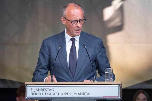 Bundeskanzler Friedrich Merz spricht bei einer Gedenkveranstaltung auf dem Ahrweiler Marktplatz fuenf Jahre nach der Flutkatastrophe im Ahrtal (Foto vom 14.07.2026). Am 14. Juli 2026 jaehrt sich die verheerende Flutkatastrophe, die weite Teile des Ahrtals zerstoert hat, zum fuenften Mal. Bei der zentralen, oeffentlichen Gedenkveranstaltung in Bad Neuenahr-Ahrweiler wird an die 75 Todesopfer im Stadtgebiet und die 135 Todesopfer im Ahrtal insgesamt erinnert und soll den vielen betroffenen Menschen Solidaritaet ausgedrueckt werden. (Siehe epd-Meldung vom 14.07.2026) EDITORIAL USE ONLY *** Chancellor Friedrich Merz speaks at a memorial event on the Ahrweiler market square five years after the catastrophic flooding in the Ahr Valley. Photo take Copyright: epd-bild GuidoxSchiefer 20260714-DSCF8474