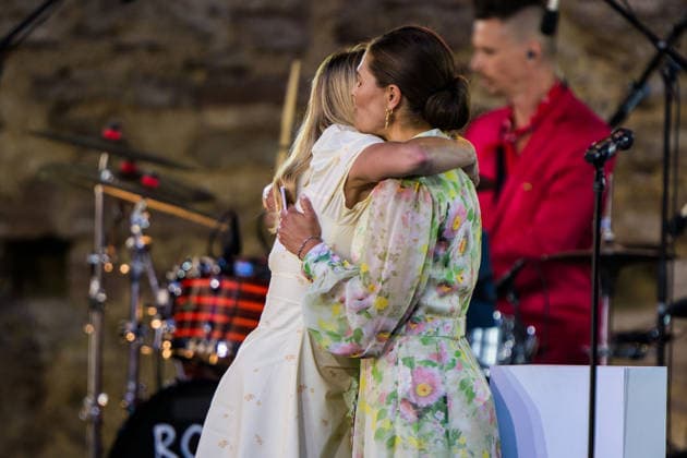 260714 Pristagaren Frida Karlsson och kronprinsessan Victoria under utdelningen av Victoriapriset den 14 juli 2026 i Borgholm. *** July 14, 2026: Award recipient Frida Karlsson and Crown Princess Victoria during the Victoria Prize ceremony on July 14, 2026, in Borgholm  Copyright: SUVADxMRKONJIC 1079985695st