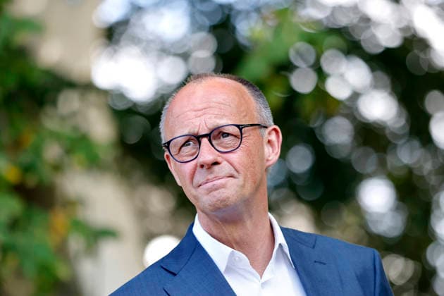 Bundeskanzler Friedrich Merz bei einer Baustellenbesichtigung im Kurpark anlässlich des fünften Jahrestag der Flutkatastrophe im Ahrtal. Die Flut in der Nacht vom 14. auf den 15. Juli 2021 in Rheinland-Pfalz und Nordrhein-Westfalen war eine der verheerendsten Naturkatastrophen in der jüngeren deutschen Geschichte. Bad Neuenahr-Ahrweiler, 14.07.2026 Rheinland-Pfalz Deutschland *** Chancellor Friedrich Merz during a site visit to the spa gardens on the occasion of the fifth anniversary of the flood disaster in the Ahr Valley. The flood that occurred on the night of July 14–15, 2021, in Rhineland-Palatinate and North Rhine-Westphalia was one of the most devastating natural disastersin recent German history. Bad Neuenahr-Ahrweiler, July 14, Copyright: xChristophxHardtx
