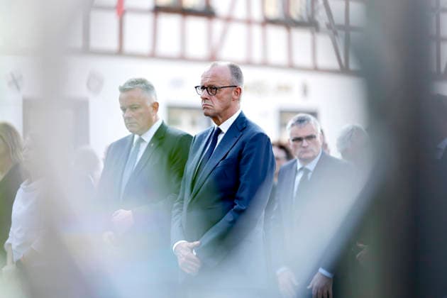 News Themen der Woche KW29 Politiker Gordon Schnieder, Ministerpräsident des Landes Rheinland-Pfalz, und Bundeskanzler Friedrich Merz stehen bei einer Schweigeminute bei der zentralen Gedenkveranstaltung zum fünften Jahrestag der Flutkatastrophe im Ahrtal auf dem Marktplatz. Die Flut in der Nacht vom 14. auf den 15. Juli 2021 in Rheinland-Pfalz und Nordrhein-Westfalen war eine der verheerendsten Naturkatastrophen in der jüngeren deutschen Geschichte. Bad Neuenahr-Ahrweiler, 14.07.2026 Rheinland-Pfalz Deutschland *** Politician Gordon Schnieder, Minister-President of the state of Rhineland-Palatinate, and Federal Chancellor Friedrich Merz stand during a moment of silence at the central memorial ceremony marking the fifth anniversary of the flood disaster in the Ahr Copyright: xChristophxHardtx