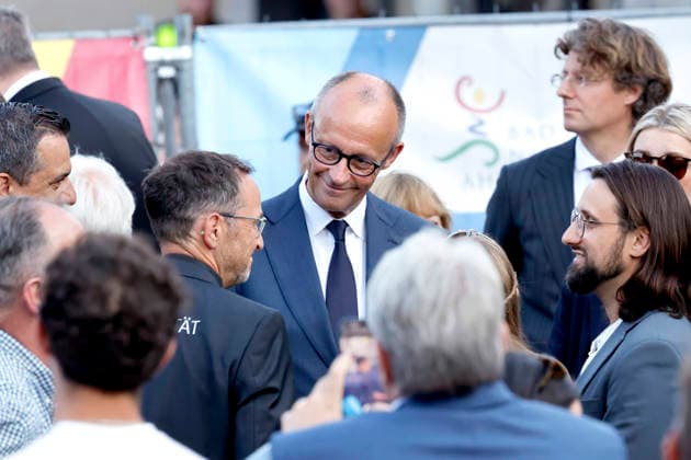 Bundeskanzler Friedrich Merz im Gespräch mit Bürgern bei der zentralen Gedenkveranstaltung zum fünften Jahrestag der Flutkatastrophe im Ahrtal auf dem Marktplatz. Die Flut in der Nacht vom 14. auf den 15. Juli 2021 in Rheinland-Pfalz und Nordrhein-Westfalen war eine der verheerendsten Naturkatastrophen in der jüngeren deutschen Geschichte. Bad Neuenahr-Ahrweiler, 14.07.2026 Rheinland-Pfalz Deutschland *** Chancellor Friedrich Merz speaking with citizens at the central memorial event marking the fifth anniversary of the flood disaster in the Ahr Valley, held on the market square. The flood that occurred on the night of July 14–15, 2021, in Rhineland-Palatinate and North Rhine-Westphalia was one of the most devastatingnatural disasters in Copyright: xChristophxHardtx
