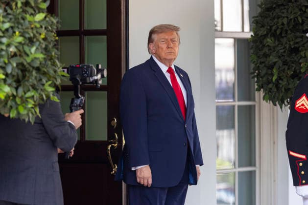 July 14, 2026, Washington, District Of Columbia, USA: US President Donald Trump prepares to greet Iraqi Prime Minister Ali al-Zaidi outside the West Wing of the White House in Washington, DC, USA, 14 July 2026. This is Ali al-Zaidi™s first foreign trip since he took office in May 2026 Washington USA  - ZUMAs152 20260714_faa_s152_077 Copyright: xJimxLoScalzox-xPoolxviaxCNPx