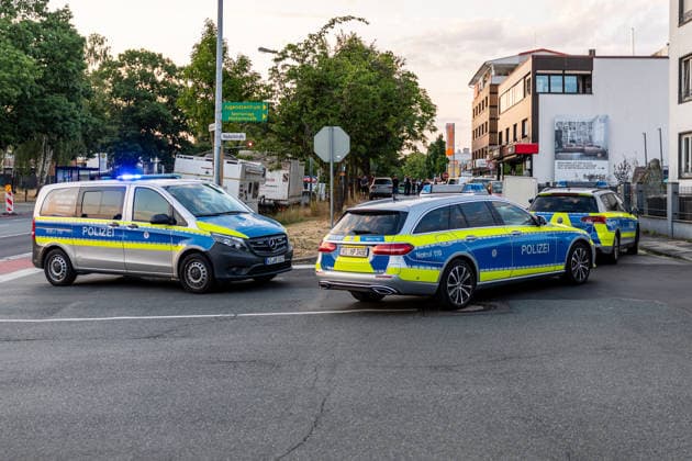 Streit zwischen zwei Gruppen in Bar eskaliert Pfefferspray im Einsatz Messer in Hecke entdeckt Am 14.07.2026 kam es gegen 20:30 Uhr in einer Bar in der Frankfurter Straße in Dreieich-Sprendlingen zu Streitigkeiten zwischen zwei Gruppen, bei denen nach Angaben der Polizei offensichtlich Pfefferspray zum Einsatz kam. Mehrere Streifenwagen trennten die Kontrahenten und stellten die Personalien fest. Eine Person mit geröteten Augen wollte sich nicht behandeln lassen, ein Rettungswagen war vor Ort, niemand musste ins Krankenhaus. Bei der anschließenden Absuche einer nahegelegenen Hecke fand die Polizei ein Messer, dessen möglicher Zusammenhang mit der Tat derzeit ermittelt wird. Dreieich Sprendlingen Hessen Deutschland *** Altercatio