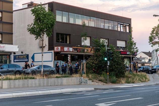Streit zwischen zwei Gruppen in Bar eskaliert Pfefferspray im Einsatz Messer in Hecke entdeckt Am 14.07.2026 kam es gegen 20:30 Uhr in einer Bar in der Frankfurter Straße in Dreieich-Sprendlingen zu Streitigkeiten zwischen zwei Gruppen, bei denen nach Angaben der Polizei offensichtlich Pfefferspray zum Einsatz kam. Mehrere Streifenwagen trennten die Kontrahenten und stellten die Personalien fest. Eine Person mit geröteten Augen wollte sich nicht behandeln lassen, ein Rettungswagen war vor Ort, niemand musste ins Krankenhaus. Bei der anschließenden Absuche einer nahegelegenen Hecke fand die Polizei ein Messer, dessen möglicher Zusammenhang mit der Tat derzeit ermittelt wird. Dreieich Sprendlingen Hessen Deutschland *** Altercatio