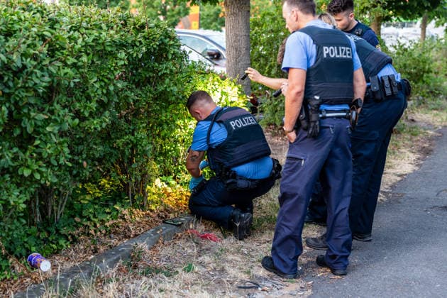 Streit zwischen zwei Gruppen in Bar eskaliert Pfefferspray im Einsatz Messer in Hecke entdeckt Am 14.07.2026 kam es gegen 20:30 Uhr in einer Bar in der Frankfurter Straße in Dreieich-Sprendlingen zu Streitigkeiten zwischen zwei Gruppen, bei denen nach Angaben der Polizei offensichtlich Pfefferspray zum Einsatz kam. Mehrere Streifenwagen trennten die Kontrahenten und stellten die Personalien fest. Eine Person mit geröteten Augen wollte sich nicht behandeln lassen, ein Rettungswagen war vor Ort, niemand musste ins Krankenhaus. Bei der anschließenden Absuche einer nahegelegenen Hecke fand die Polizei ein Messer, dessen möglicher Zusammenhang mit der Tat derzeit ermittelt wird. Dreieich Sprendlingen Hessen Deutschland *** Altercatio