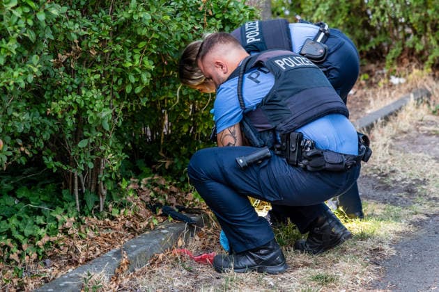 Streit zwischen zwei Gruppen in Bar eskaliert Pfefferspray im Einsatz Messer in Hecke entdeckt Am 14.07.2026 kam es gegen 20:30 Uhr in einer Bar in der Frankfurter Straße in Dreieich-Sprendlingen zu Streitigkeiten zwischen zwei Gruppen, bei denen nach Angaben der Polizei offensichtlich Pfefferspray zum Einsatz kam. Mehrere Streifenwagen trennten die Kontrahenten und stellten die Personalien fest. Eine Person mit geröteten Augen wollte sich nicht behandeln lassen, ein Rettungswagen war vor Ort, niemand musste ins Krankenhaus. Bei der anschließenden Absuche einer nahegelegenen Hecke fand die Polizei ein Messer, dessen möglicher Zusammenhang mit der Tat derzeit ermittelt wird. Dreieich Sprendlingen Hessen Deutschland *** Altercatio